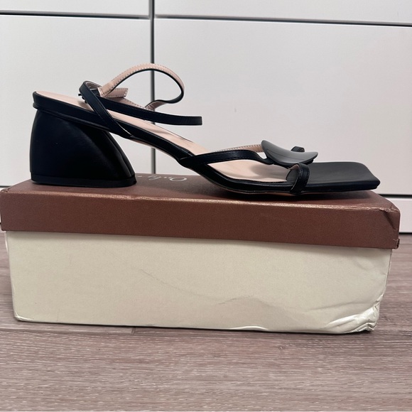 ONLY MAKER SQUARE TOE SANDAL WITH SCULPTURAL FRONT DETAIL & CHUNKY HEEL - Picture 6 of 9